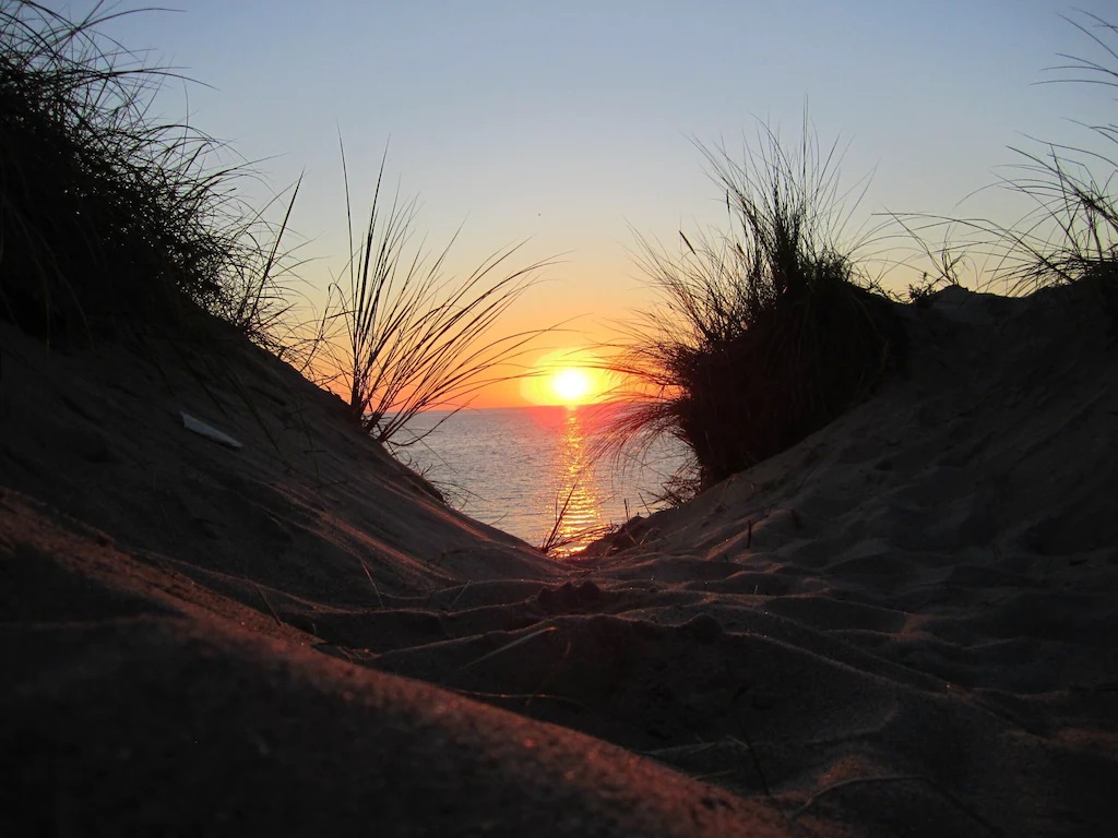 Dunes et coucher de soleil sur la mer près de Pirou, Normandie